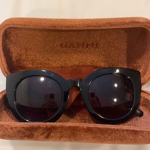 Ganni sunglasses, black